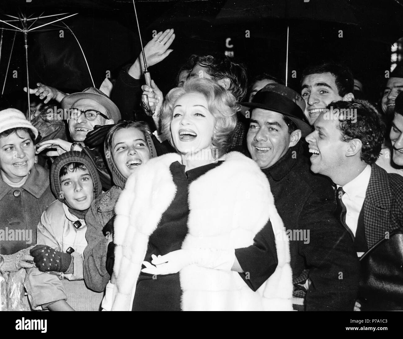 Marlene Dietrich, entouré de fans à l'extérieur de la RKO Palace Theatre, New York, 19 décembre 1961 Banque D'Images