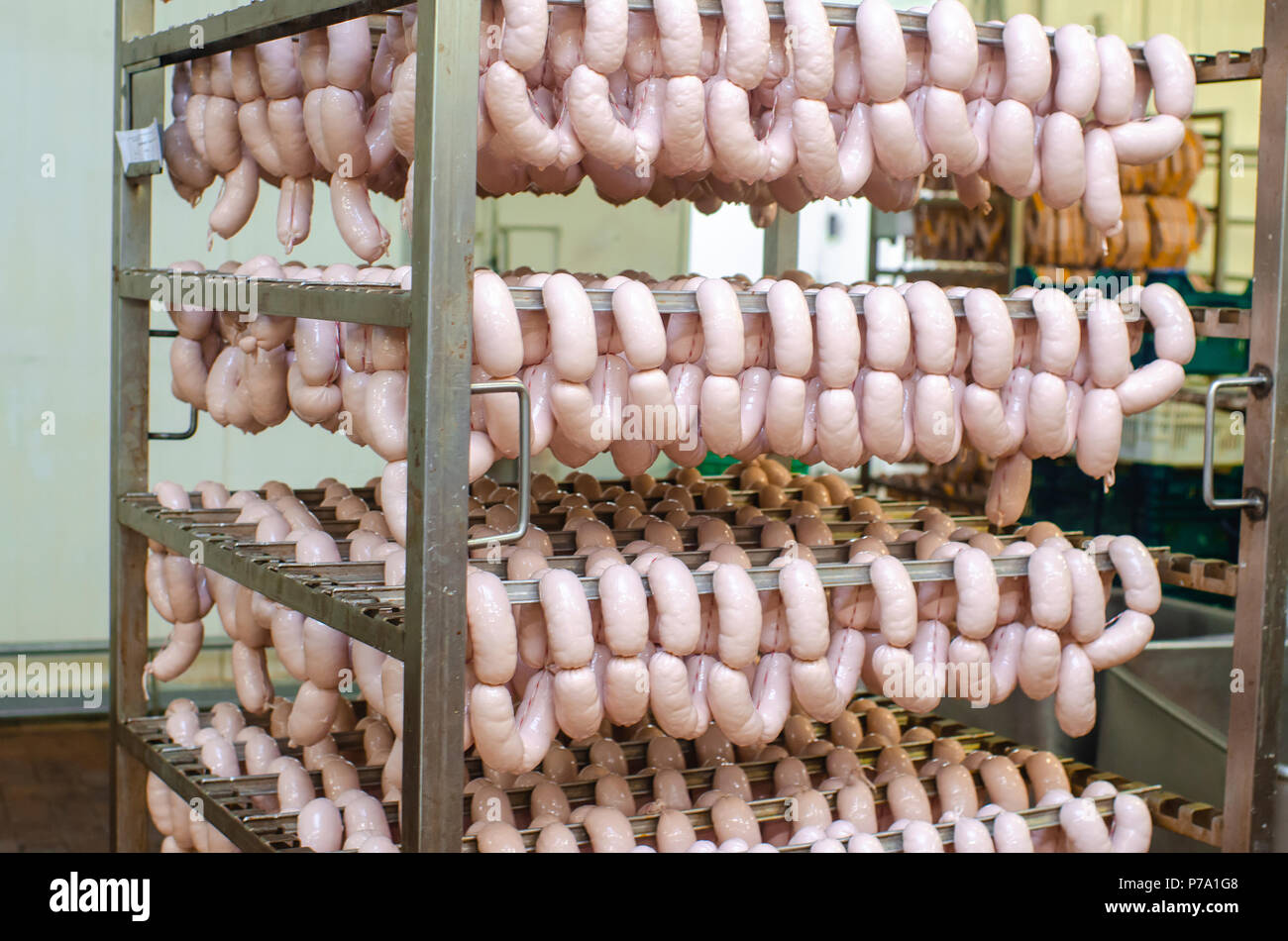 La saucisse. Ligne de production de saucisses. Sur le comptoir de la saucisse pour le fumoir. Fabrication industrielle des saucisses. Banque D'Images