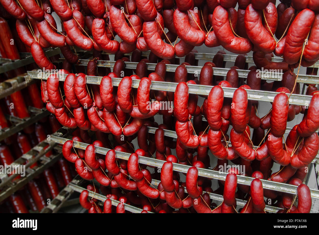 La saucisse. Ligne de production de saucisses. Sur le comptoir de la saucisse pour le fumoir. Fabrication industrielle des saucisses. Banque D'Images