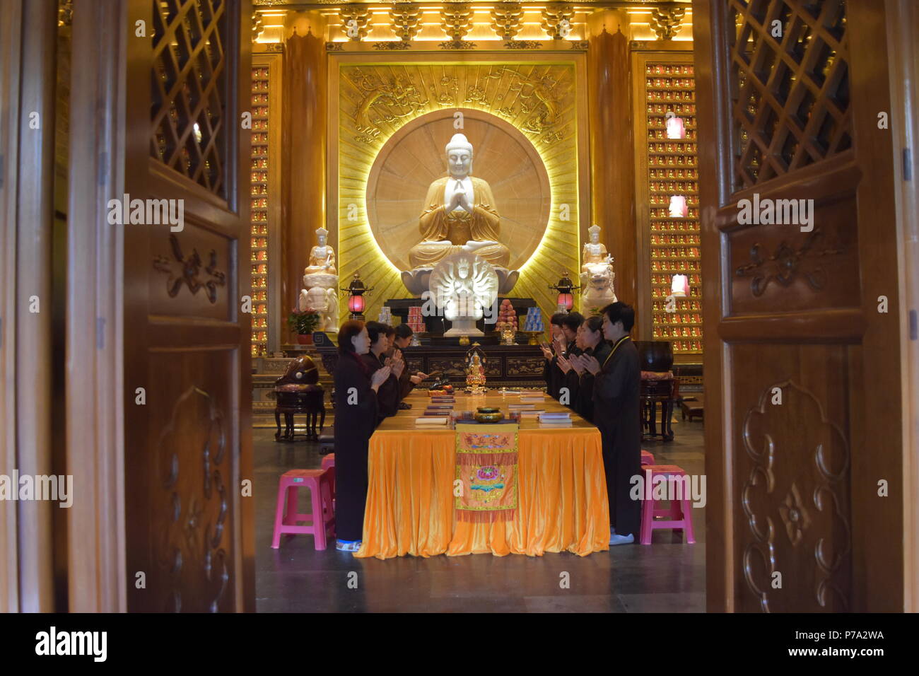 Les moines bouddhistes rituel dans un temple bouddhiste et monastère de Dafo, Beijing Road, Guangzhou, Chine Banque D'Images