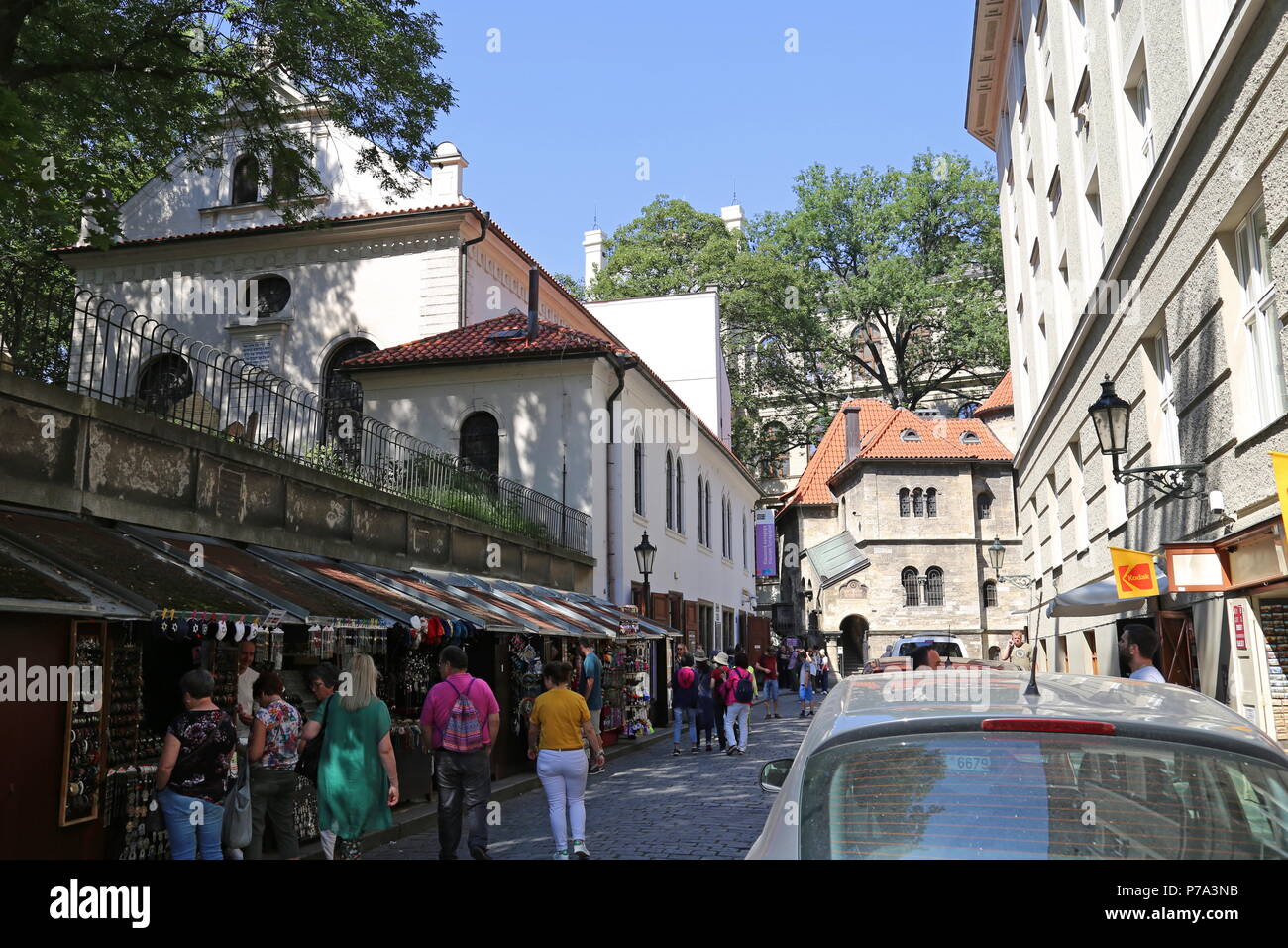 Stands de cadeaux et Klausen Synagogue, U Starého Hřbitova, Josefov (quartier juif), Prague, Tchéquie (République tchèque), de l'Europe Banque D'Images