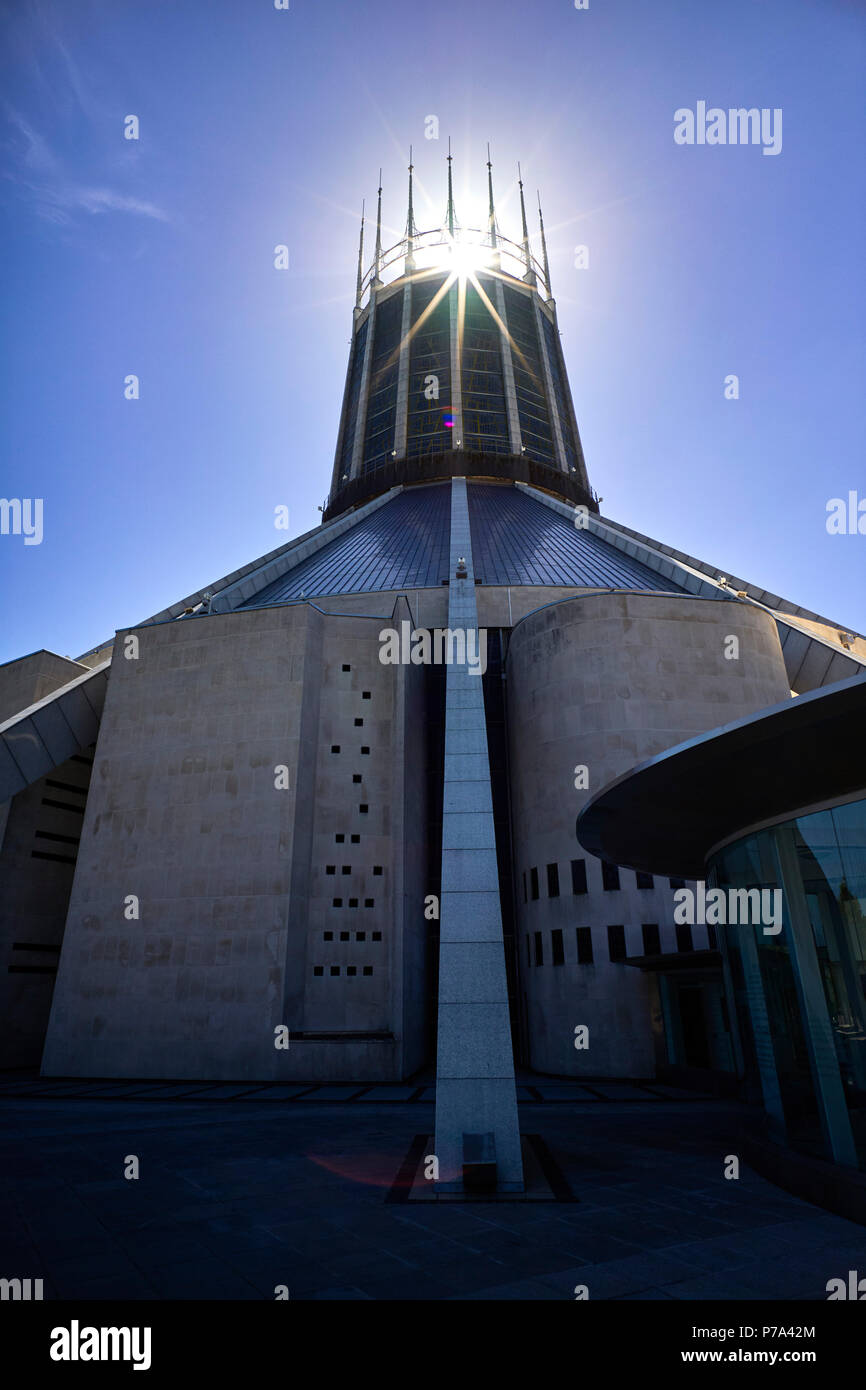 La tour principale de la cathédrale catholique de Liverpool avec rayons soleils venant de derrière et lens flare Banque D'Images