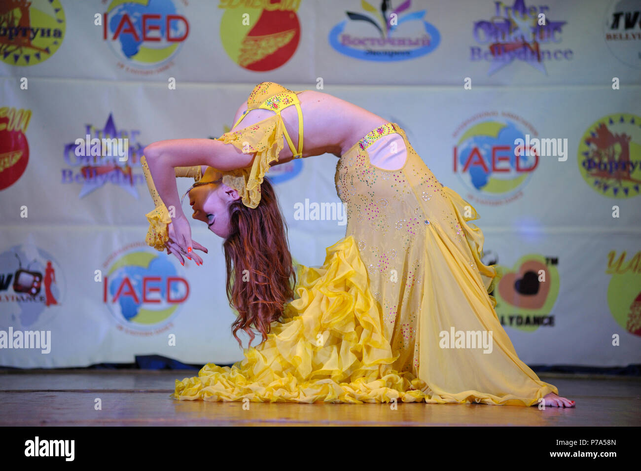 Danseuse dans une robe indigène qui danse orientale sur scène. Festival Miss Belly Dance 2017. 7 mars 2017. Kiev, Ukraine Banque D'Images