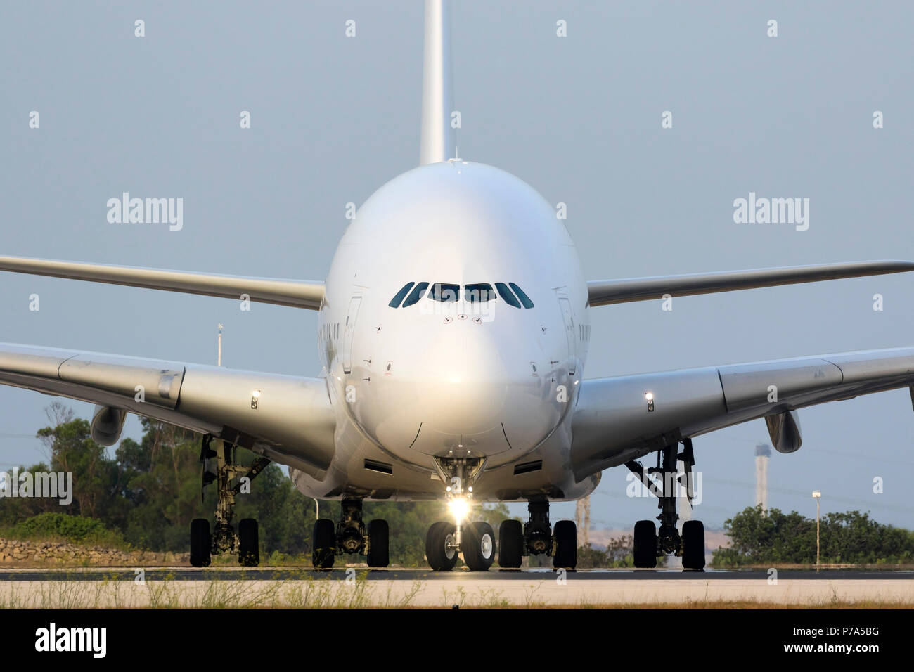 Hifly Malte Airbus A380-841 (9H-MIP) débarquement à Malte pour la peinture en couleurs Hi Fly Aviation à Malte des cosmétiques (ACM). Ex 9V-SKC avec Singapore Airl Banque D'Images