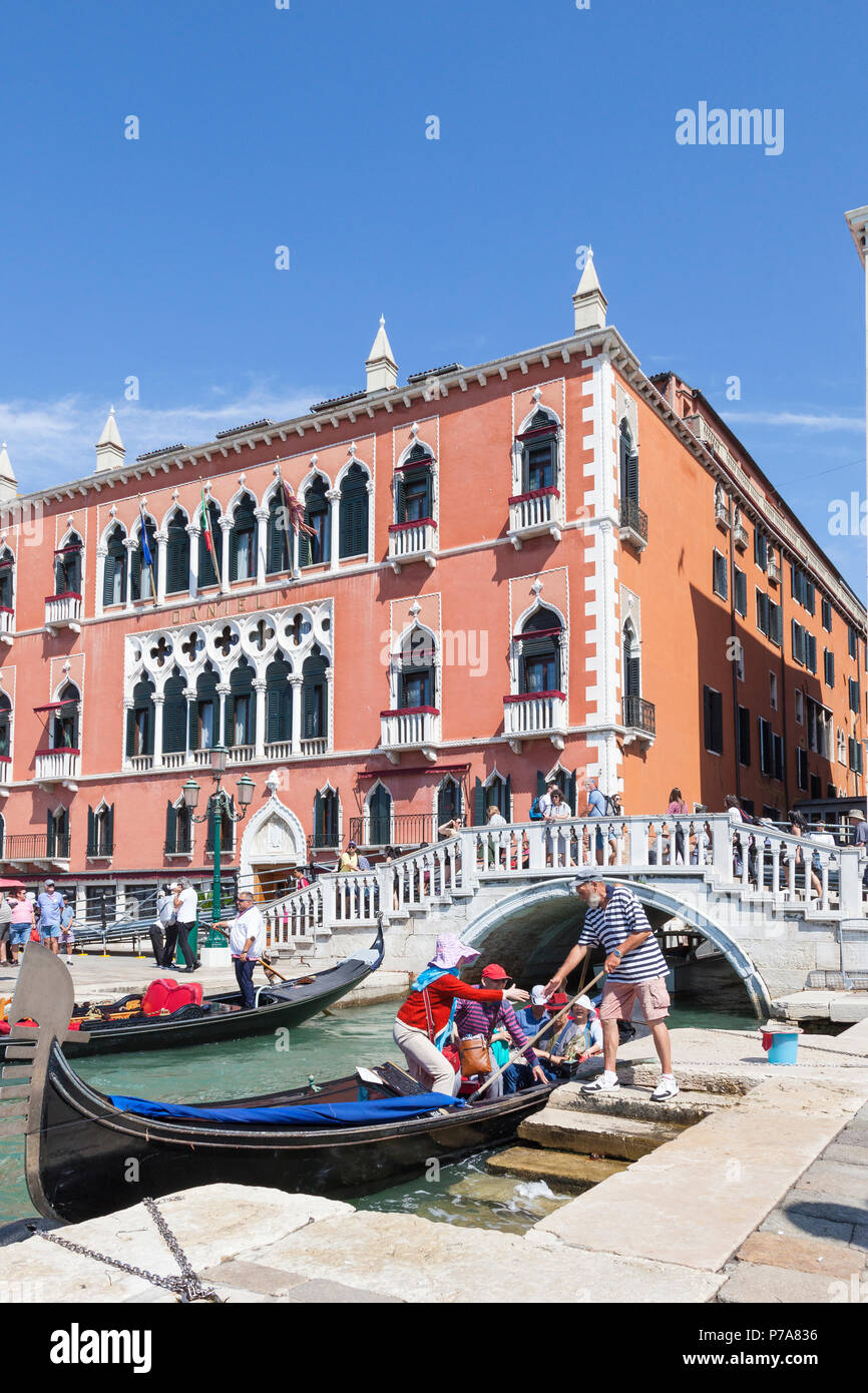 Les touristes débarquant de gondoles à Rio del Vin à l'hôtel Danieli, Castello, Venise, Vénétie, Italie Banque D'Images