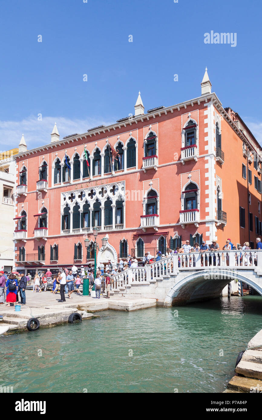 L'Hotel Danieli, Riva degli Schiavonni, Castello, Venise, Vénétie, Italie du Rio del Vin. Hébergement de luxe 5 étoiles. L'extérieur avec les touristes sur la b Banque D'Images