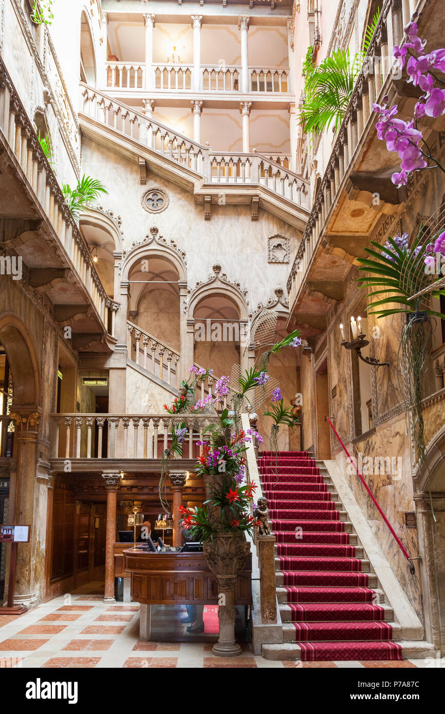 L'escalier principal de l'intérieur de l'historique hôtel de luxe 5 étoiles Danieli, Castello, Venise, Vénétie, Italie, en style gothique byzantin. Auparavant, le PALA Banque D'Images