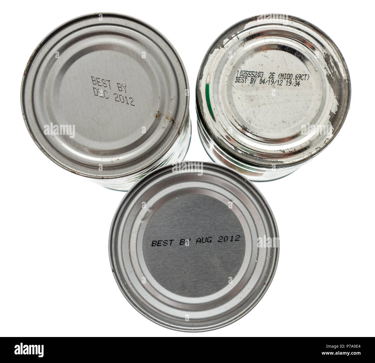 Trois boîtes de conserve avec des dates d'expiration indiquant quand la  nourriture est expiré Photo Stock - Alamy