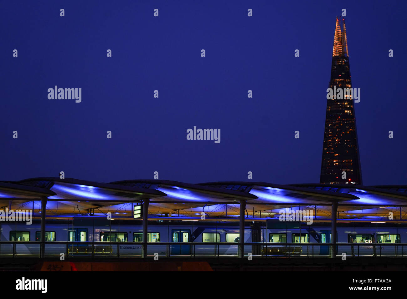 Londres, Royaume-Uni. 4 juillet, 2018. Vue sur le fragment de nuit de Blackfriars Bridge. Date de la photo : le mercredi, 4 juillet, 2018. Credit : Roger Garfield/Alamy Live News Banque D'Images