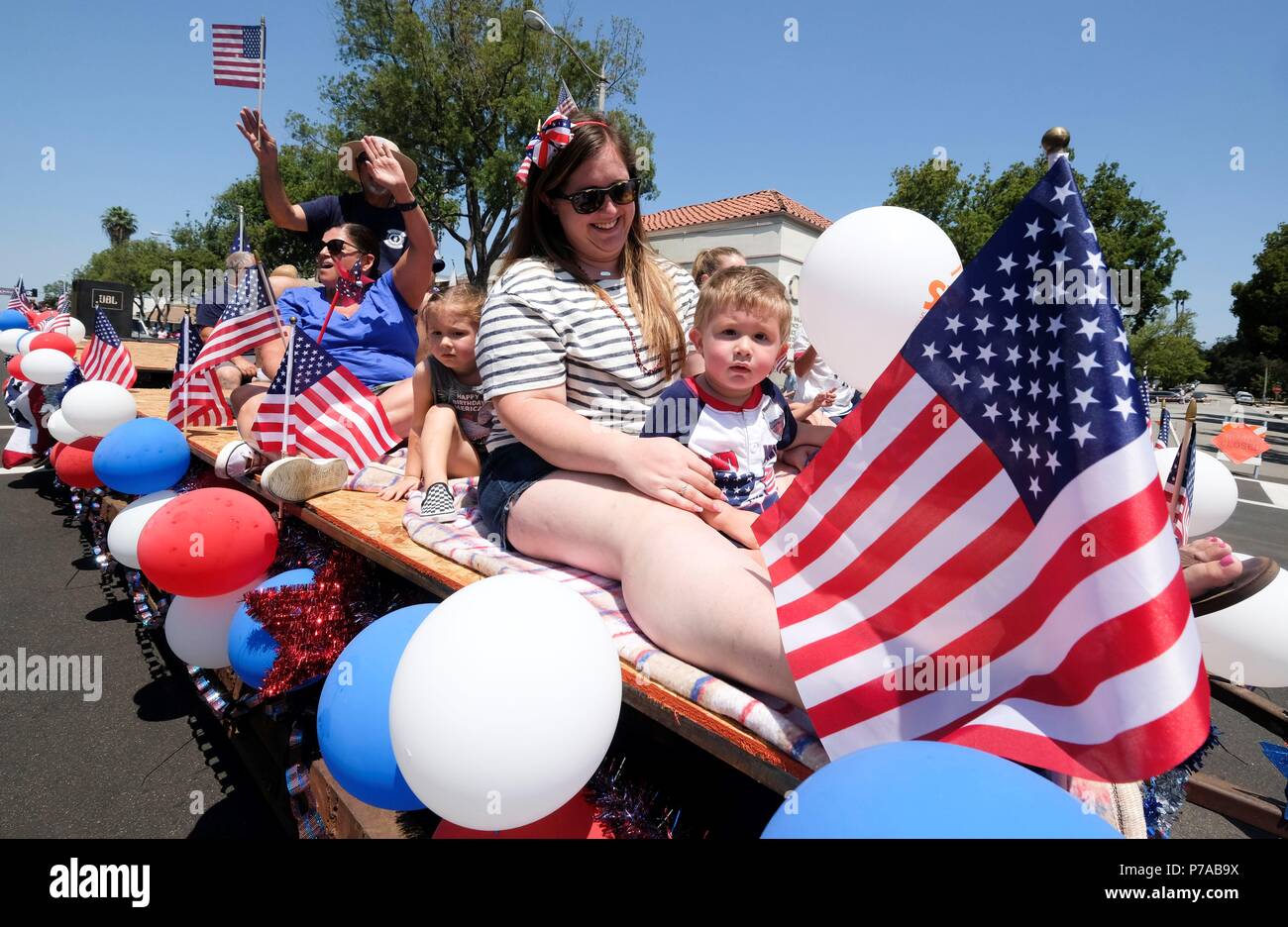 Los Angeles, USA. 4 juillet, 2018. Les participants suivent la quatrième de juillet Parade à South Pasadena, Californie, États-Unis, le 4 juillet 2018. Credit : Zhao Hanrong/Xinhua/Alamy Live News Banque D'Images