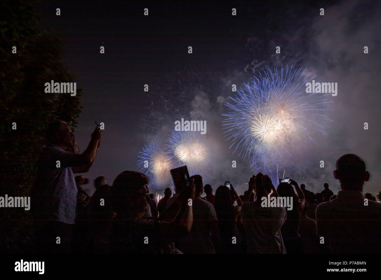 Long Island City, New York, United States. 4 juillet, 2018. Voir les spectateurs d'artifice au-dessus de la rivière de l'Est. Yeong-Ung Crédit : Yang / Alamy Live News Banque D'Images