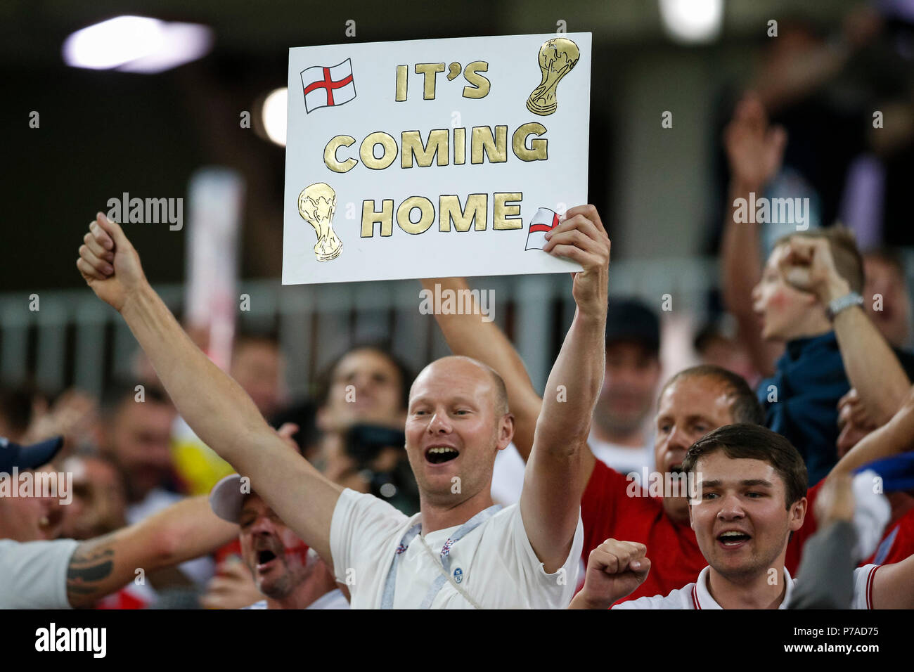 Moscou, Russie. 3 juillet, 2018. Angleterre fans célébrer après la Coupe du Monde FIFA 2018 ronde de 16 match entre la Colombie et l'Angleterre au Spartak Stadium le 3 juillet 2018 à Moscou, Russie. (Photo de Daniel Chesterton/phcimages.com) : PHC Crédit Images/Alamy Live News Banque D'Images