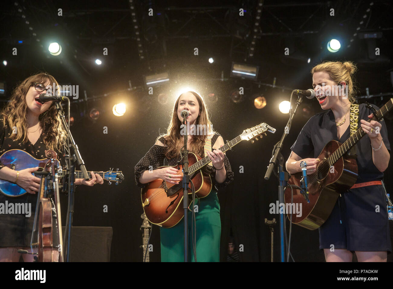 Roskilde, Danemark. 4 juillet, 2018. Le trio folk Américain je suis avec elle effectue un concert live au cours de la Danish music festival Festival de Roskilde en 2018. Ici chanteurs et musiciens Sara Watkins (L), Sarah Jarosz (C) et Aoife O'Donovan (R) sont vus sur scène. (Photo crédit : Gonzales Photo - Peter Troest). Gonzales : Crédit Photo/Alamy Live News Banque D'Images