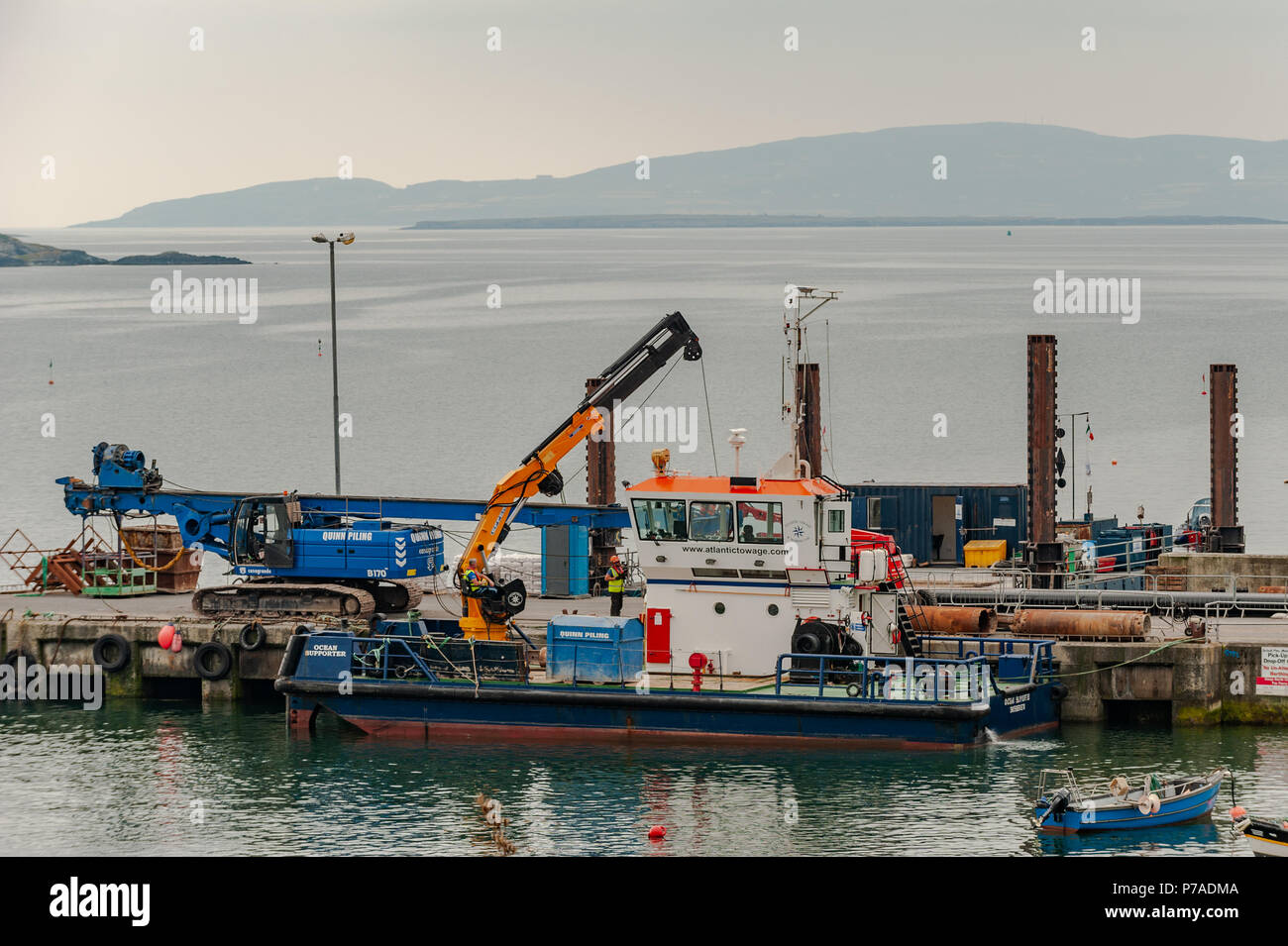 Schull Harbour, West Cork, Irlande. 5 juillet, 2018. Le site où sont les travailleurs de construction préparer l'équipement pour installer le nouveau ponton qui sera installé dans Schull Harbour dans les 4 semaines. Credit : Andy Gibson/Alamy Live News. Banque D'Images
