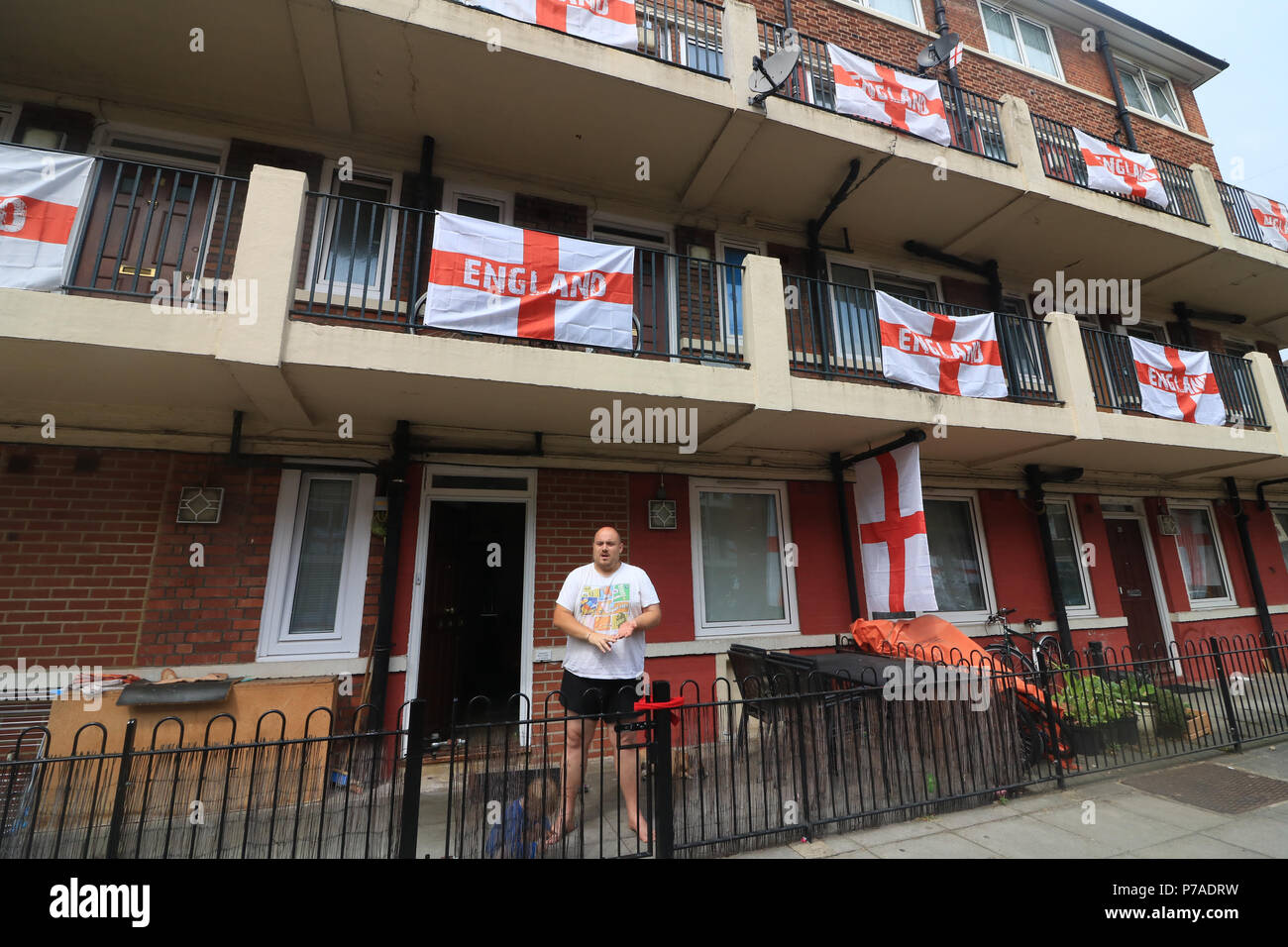 London UK. 5e juillet 2018. Les résidents de l'ancien de Kirby est de Londres Bermondsey décorer leurs propriétés avec St George drapeaux et banderoles comme spectacle, soutien à l'équipe de l'Angleterre à la coupe du monde que l'Angleterre jouent leur match quart de finale contre la Suède le samedi 7 juillet, et est maintenant devenu une attraction touristique populaire Crédit : amer ghazzal/Alamy Live News Banque D'Images