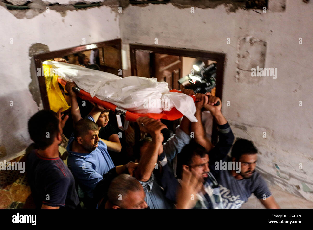 Palestiniens transportant le corps du martyr Mahmoud al-Gharabli au cours de sa cérémonie de départ à son domicile dans le quartier de Shujaiya. Au revoir et funérailles organisées pour le martyr Mahmoud Majid Al-Gharabli, un garçon de 16 ans à partir de l'Shujaiya, quartier est de la ville de Gaza, qui est mort de balles réelles dans la tête pendant les manifestations est de la ville de Gaza contre les forces israéliennes. Banque D'Images