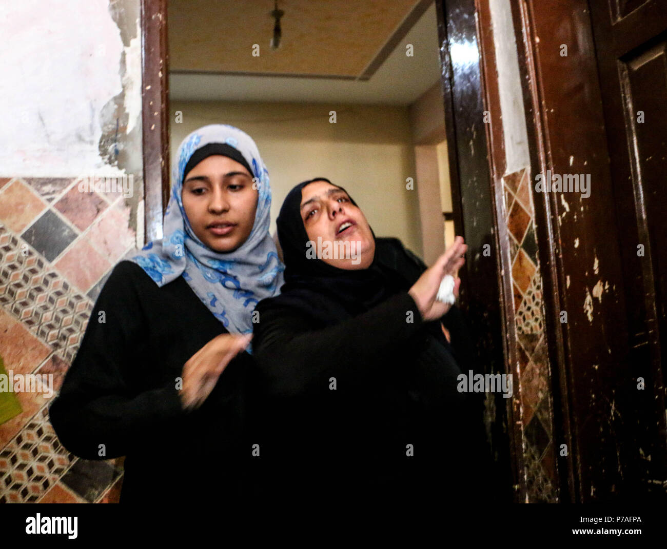 La mère et la soeur du martyr Mahmoud al-Gharabli pleurer au cours de sa cérémonie de départ à son domicile à Al-Shojaeya quartier. Au revoir et funérailles organisées pour le martyr Mahmoud Majid Al-Gharabli, un garçon de 16 ans à partir de l'Shujaiya, quartier est de la ville de Gaza, qui est mort de balles réelles dans la tête pendant les manifestations est de la ville de Gaza contre les forces israéliennes. Banque D'Images