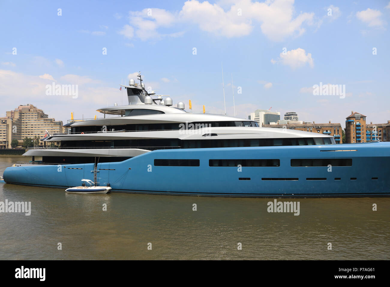 London UK. 5e juillet 2018. Un 321ft de long nommé super yacht Aviva est amarré sur la Tamise qui est administré par l'homme d'affaires Joe Lewis et Tottenham Hotspur propriétaire qui est une valeur de £ 4 milliards et vit aux Bahamas. Superyacht Aviva a été construit sous le voile du secret sur le chantier naval allemand de Abeking et Rasmussen Lemwerder dans et peut atteindre une vitesse de 20 noeuds, dispose d''un court de tennis et peut accueillir jusqu'à 16 personnes : Crédit amer ghazzal/Alamy Live News Banque D'Images