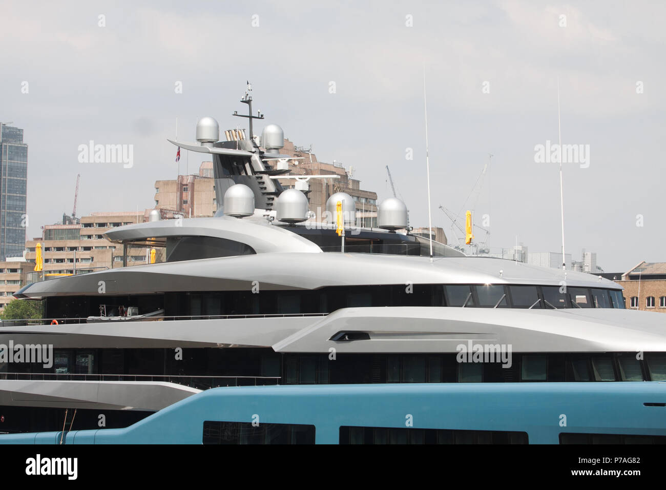 London UK. 5e juillet 2018. Un 321ft de long nommé super yacht Aviva est amarré sur la Tamise qui est administré par l'homme d'affaires Joe Lewis et Tottenham Hotspur propriétaire qui est une valeur de £ 4 milliards et vit aux Bahamas. Superyacht Aviva a été construit sous le voile du secret sur le chantier naval allemand de Abeking et Rasmussen Lemwerder dans et peut atteindre une vitesse de 20 noeuds, dispose d''un court de tennis et peut accueillir jusqu'à 16 personnes : Crédit amer ghazzal/Alamy Live News Banque D'Images