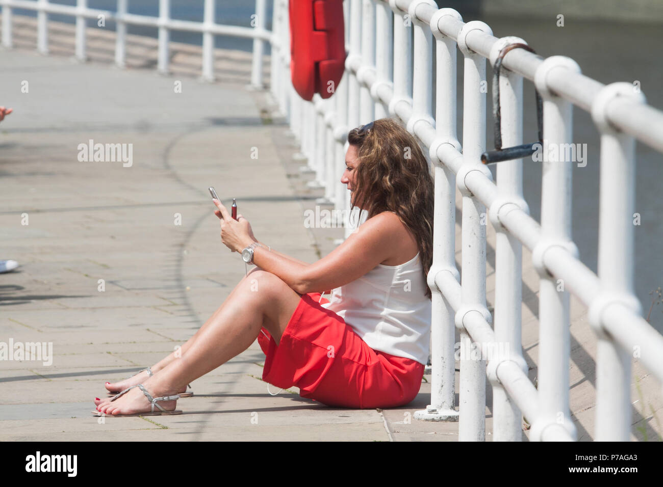 Londres 4 Juillet 2018.Une femme appréciant le doux climat sur Londres Riverdide sur une journée chaude et humide comme des températures élevées continuent de frapper Londres et le temps chaud devrait durer encore 2 semaines acorss beaucoup de parties de la Grande-Bretagne Crédit : amer ghazzal/Alamy Live News Banque D'Images