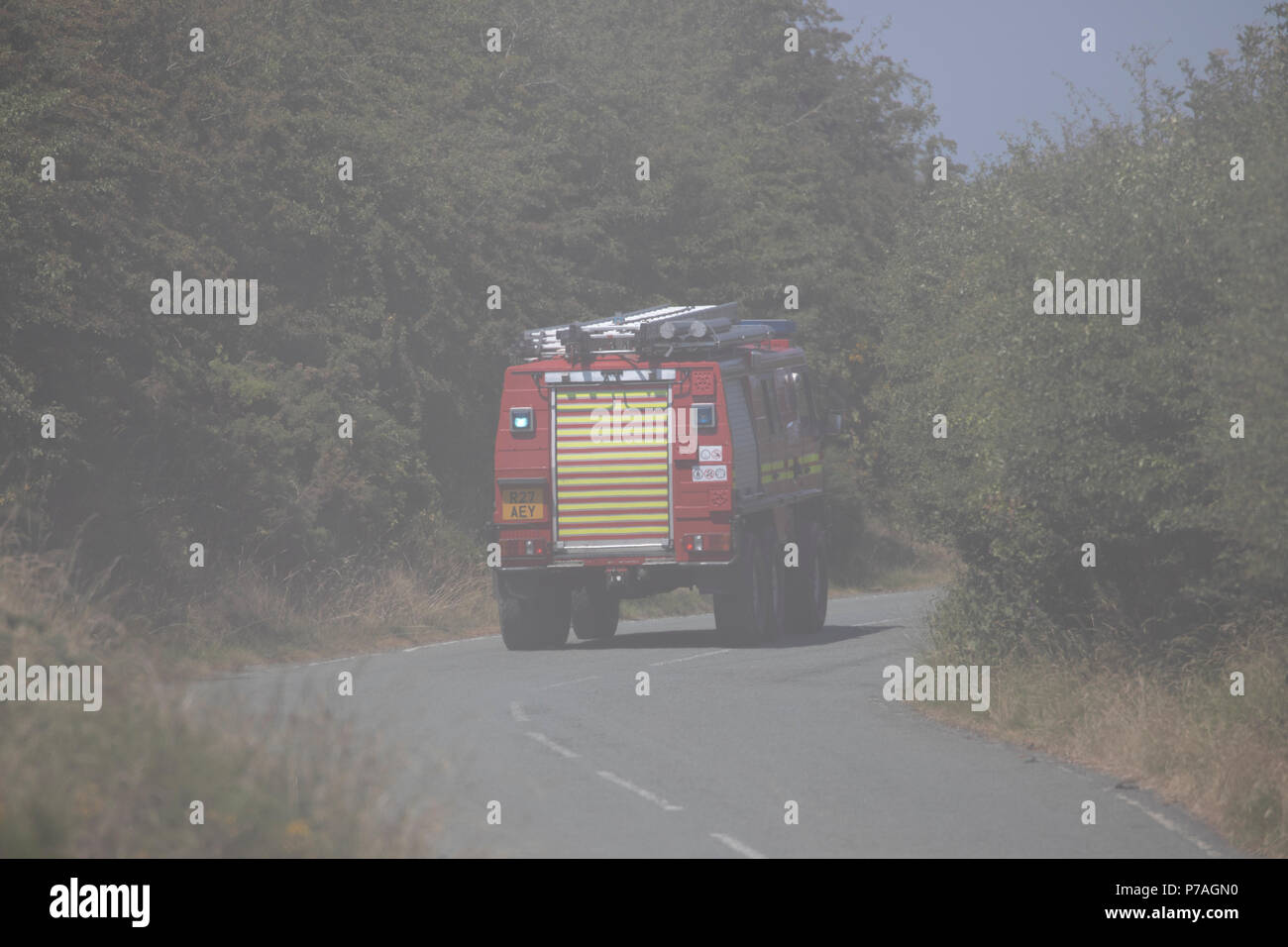 Le Nord du Pays de Galles, 5 juillet 2018, UK Weather : Les pompiers s'attaquer à la lande de feu avec les véhicules tout-terrain sur la montagne Halkyn près du village de Brynford jours après conseil local problème sever risque d'incendie. Routes de la région sont actuellement fermés. © DGDImages/Alamy Live News Banque D'Images