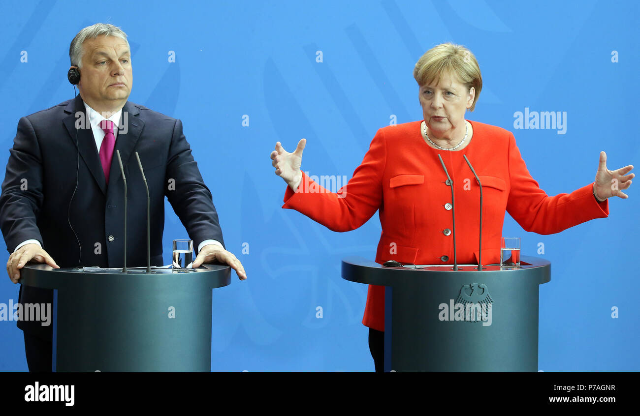 Berlin, Allemagne. 05 juillet, 2018. La chancelière allemande Angela Merkel (R) et le Premier ministre hongrois Victor Orban au cours d'une conférence de presse à la chancellerie à Berlin, Allemagne, 05 juillet 2018. Credit : Kay Nietfeld/dpa/Alamy Live News Banque D'Images