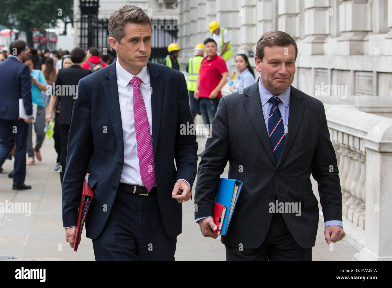 Londres, Royaume-Uni. 5 juillet, 2018. Gavin Williamson (l), Secrétaire d'État à la défense, arrive pour une réunion du comité d'urgence Cobra pour discuter de la réponse du Royaume-Uni à la dernière Novichok empoisonnements d'agents neurotoxiques dans le Wiltshire. Credit : Mark Kerrison/Alamy Live News Banque D'Images