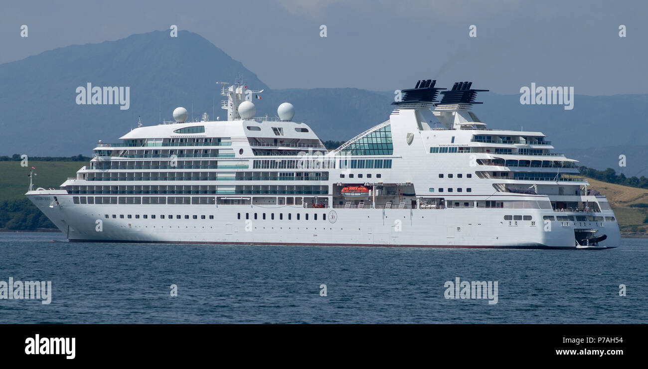 Bantry, West Cork, Irlande. 5 juillet, 2018. MV Seabourn Quest blanc brille dans le cadre d'un autre après-midi glorieux soleil. Le navire est actuellement en visite dans la région de Bantry West Cork sur une journée avant de visiter Limerick et Galway. L'exécution 450 passagers et 198 mètres de longueur, le navire est actuellement administré par Seabourn Cruise Line. . Credit : aphperspective/Alamy Live News Banque D'Images