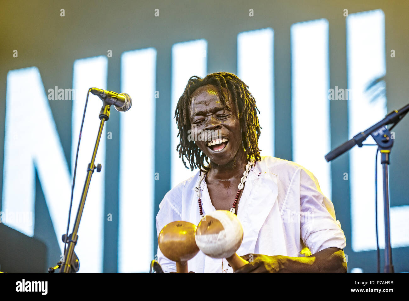 Le Danemark, Roskilde - Juillet 4, 2018. Le projet international de musique Nihiloxica effectue un concert live au cours de la Danish music festival Festival de Roskilde en 2018. Niloteca Nihiloxica est constitué de l'ensemble tambour de l'Ouganda et les artistes britanniques Spooky J et PQ. (Photo crédit : Gonzales Photo - Peter Troest). Gonzales : Crédit Photo/Alamy Live News Banque D'Images