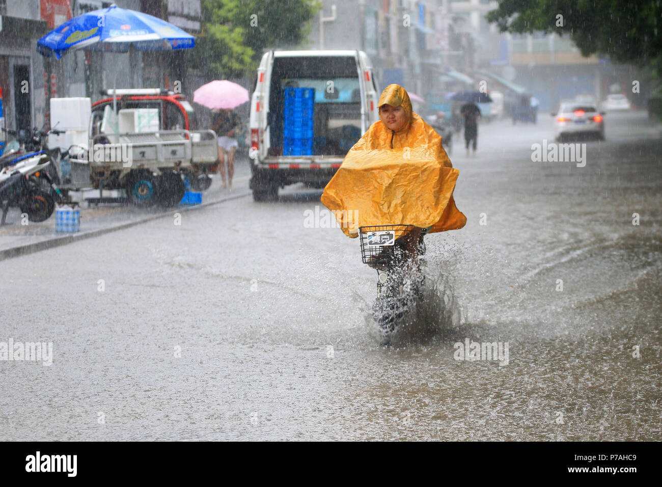 Huai'an. 5 juillet, 2018. Un citoyen se déplace sur une rue gorgé d'après de fortes pluies dans la région de Huai'an Ville de la Chine de l'est de la province de Jiangsu, le 5 juillet 2018. Le Centre météorologique national de Chine a mis en garde contre l'engorgement dans les régions touchées par de fortes précipitations notamment Jiangsu, Anhui, Jiangxi, Hunan, Hubei, Chongqing, Guizhou. Credit : Wang Kaicheng/Xinhua/Alamy Live News Banque D'Images