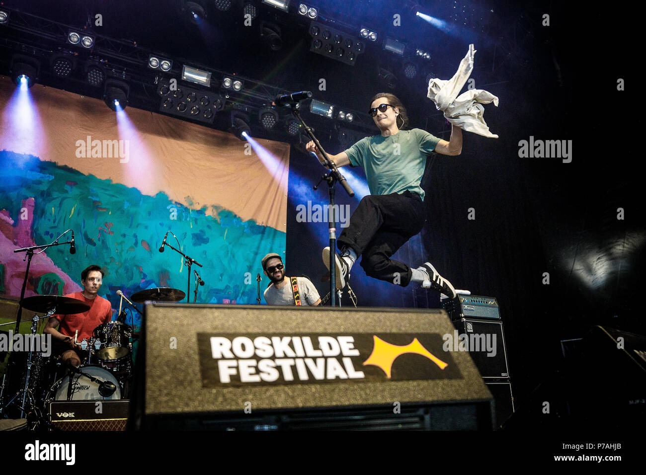 Le Danemark, Roskilde - Juillet 4, 2018. Le groupe de rock indépendant norvégien Kakkmaddafakka effectue un concert live au cours de la Danish music festival Festival de Roskilde en 2018. (Photo crédit : Gonzales Photo - Peter Troest). Gonzales : Crédit Photo/Alamy Live News Banque D'Images