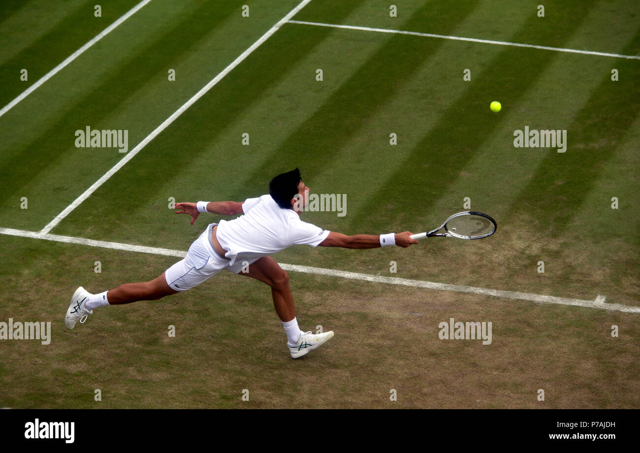 Londres, Angleterre - le 5 juillet 2018. Wimbledon Tennis : Novak Djokovic de Serbie atteint pour un coup droit lors de son deuxième tour victoire sur Horacio Zeballos de l'Argentine aujourd'hui à Wimbledon Crédit : Adam Stoltman/Alamy Live News Banque D'Images