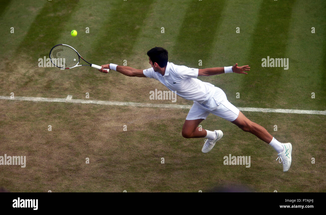 Londres, Angleterre - le 5 juillet 2018. Wimbledon Tennis : Novak Djokovic de Serbie se jette pour une deuxième série de revers au cours de sa victoire sur Horacio Zeballos de l'Argentine aujourd'hui à Wimbledon Crédit : Adam Stoltman/Alamy Live News Banque D'Images