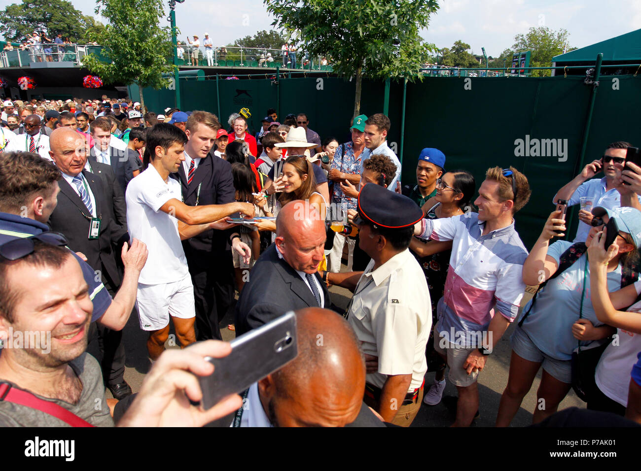 Londres, Angleterre - le 5 juillet 2018. Wimbledon Tennis : Novak Djokovic de Serbie fait son chemin à travers la foule après son deuxième tour victoire sur Horacio Zeballos de l'Argentine aujourd'hui à Wimbledon. Crédit : Adam Stoltman/Alamy Live News Banque D'Images