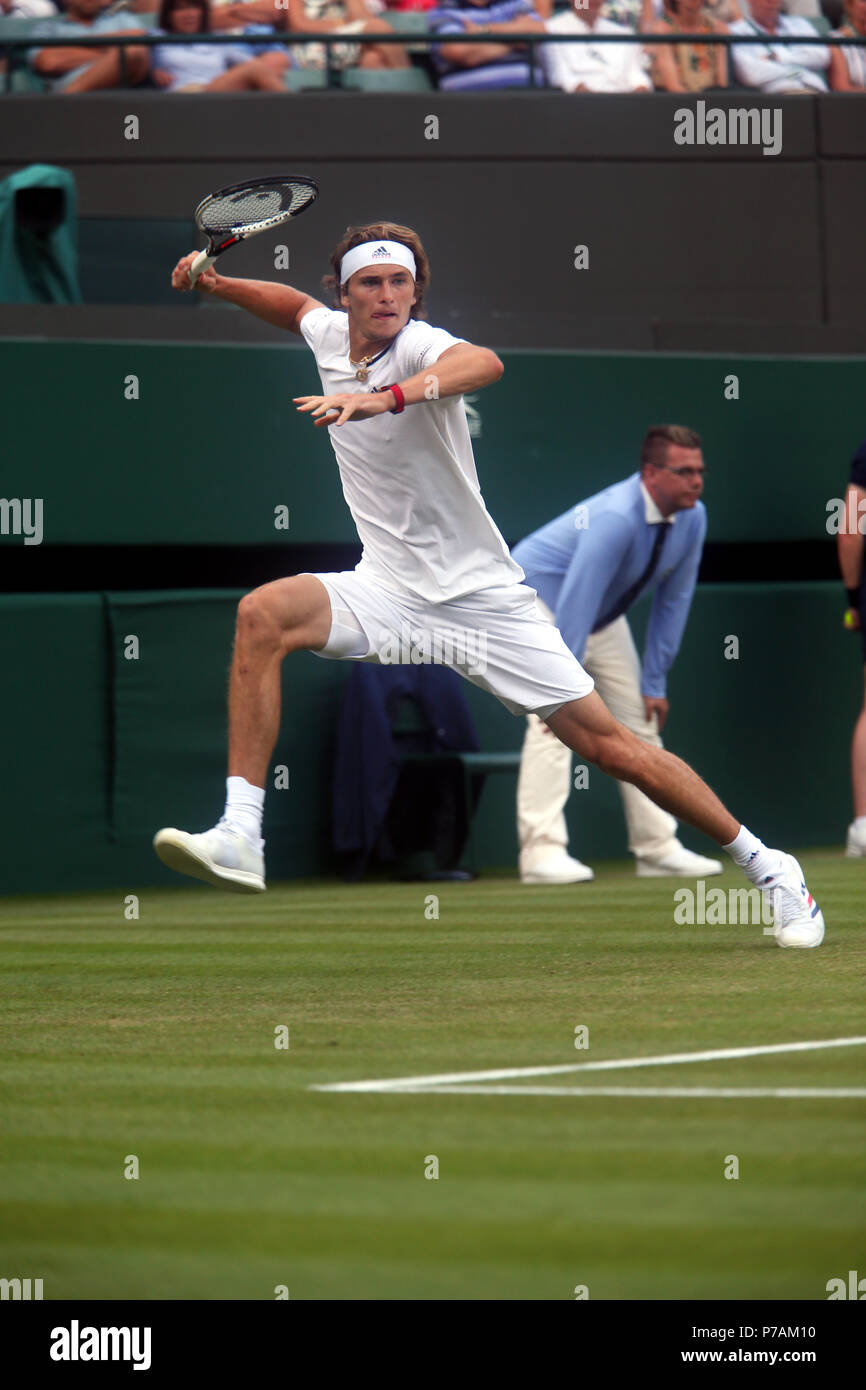 Londres, Angleterre - le 5 juillet 2018. Wimbledon Tennis : Alexander Zverev, de l'Allemagne, le nombre 4, graine de géant dans l'ensemble de la cour pour retourner un coup de cuisine américaine, Taylor Fritz durant leur deuxième tour à Wimbledon aujourd'hui. Crédit : Adam Stoltman/Alamy Live News Banque D'Images