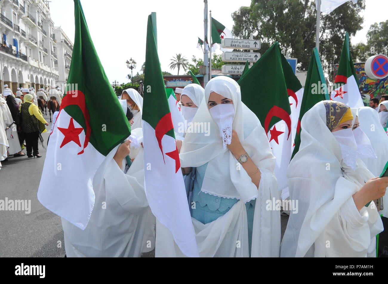 (180705) -- ALGER, 5 juillet 2018 (Xinhua) -- les femmes algériennes assister à un rassemblement pour célébrer le 56e anniversaire de l'indépendance à Alger, Algérie, le 5 juillet 2018. En 1962, l'Algérie a officiellement obtenu son indépendance après une lutte amère de huit ans, qui a mis fin à 132 ans d'occupation coloniale française. (Xinhua) Banque D'Images