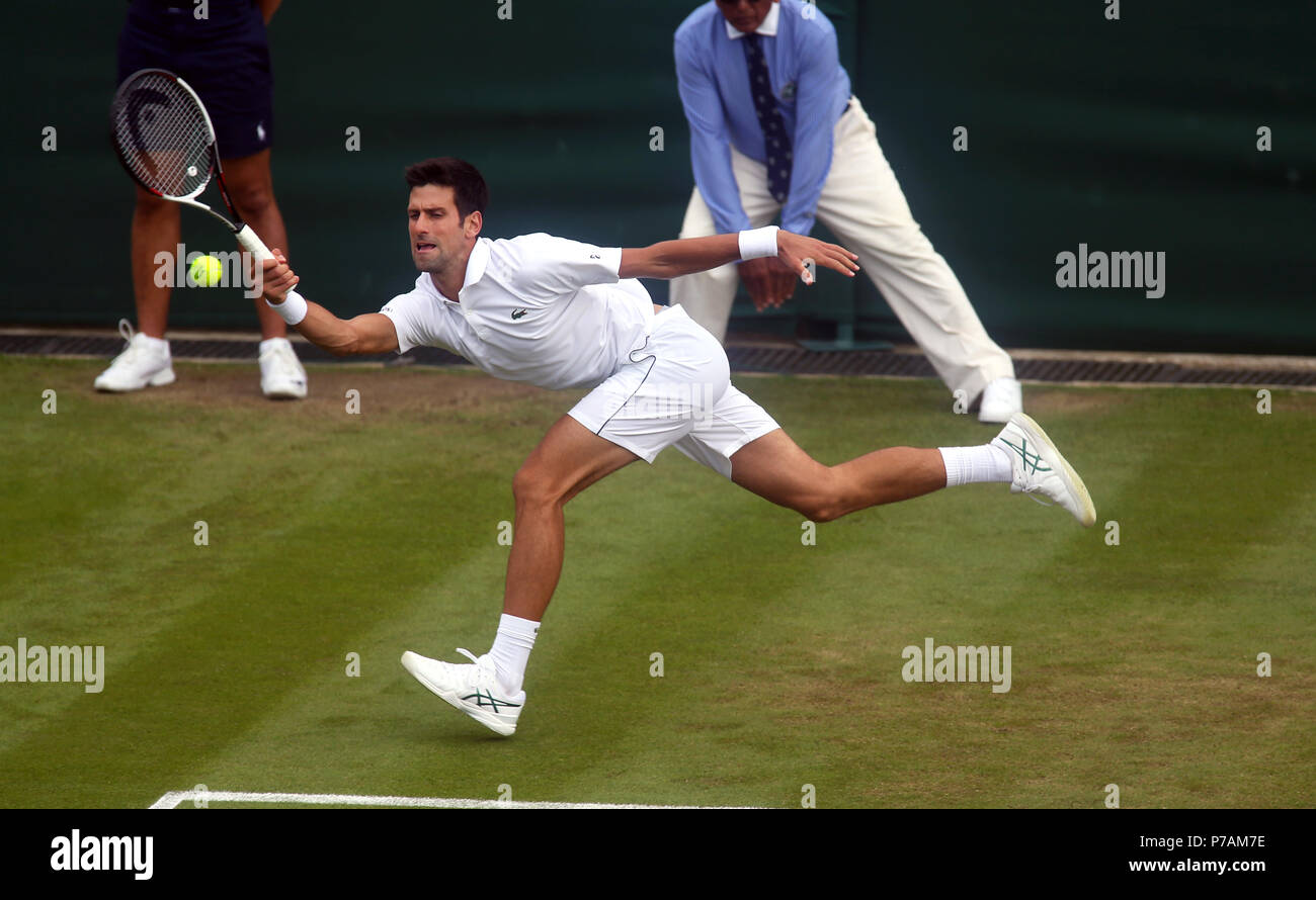 Londres, Angleterre - le 5 juillet 2018. Wimbledon Tennis : Novak Djokovic de Serbie atteint pour un coup droit lors de son deuxième tour victoire sur Horacio Zeballos de l'Argentine aujourd'hui à Wimbledon Crédit : Adam Stoltman/Alamy Live News Banque D'Images