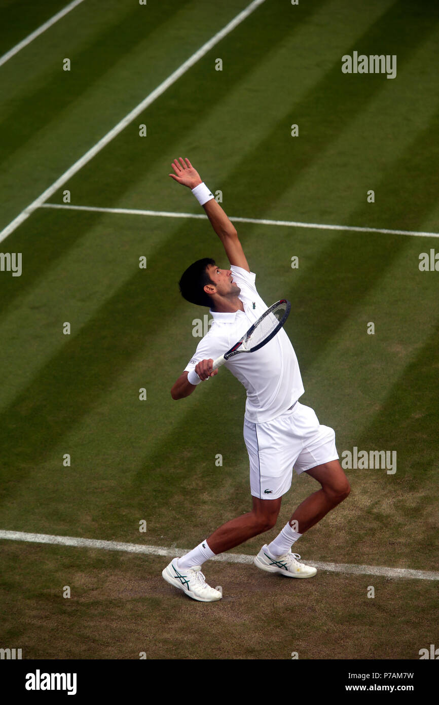 Londres, Angleterre - le 5 juillet 2018. Wimbledon Tennis : Novak Djokovic au service de la Serbie au cours de son deuxième tour victoire sur Horacio Zeballos de l'Argentine aujourd'hui à Wimbledon Crédit : Adam Stoltman/Alamy Live News Banque D'Images