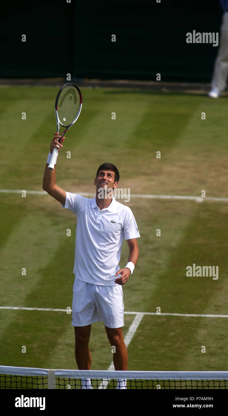 Londres, Angleterre - le 5 juillet 2018. Wimbledon Tennis : Novak Djokovic reconnaît la foule après son deuxième tour victoire sur Horacio Zeballos de l'Argentine aujourd'hui à Wimbledon Crédit : Adam Stoltman/Alamy Live News Banque D'Images