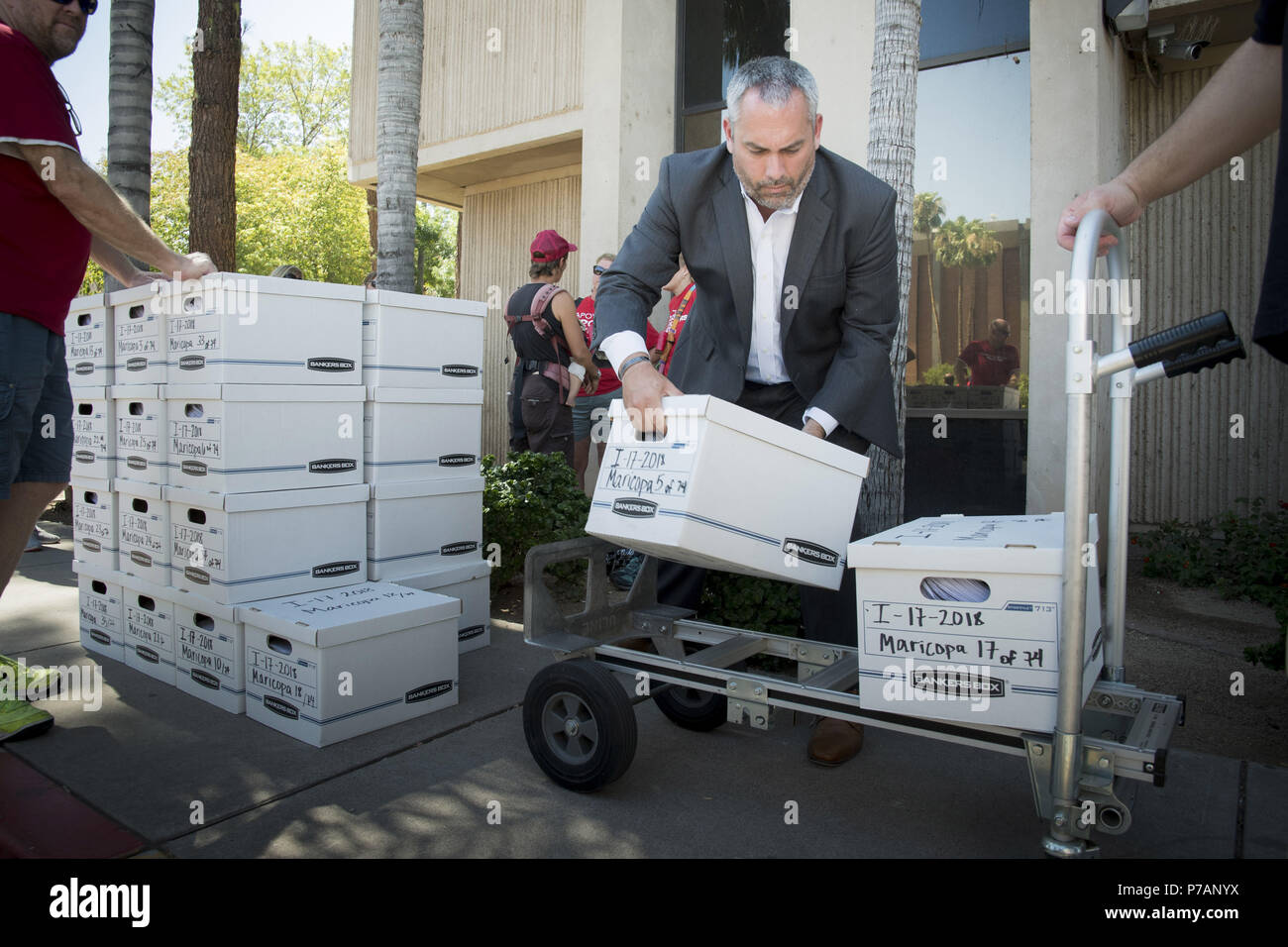 Phoenix, Arizona, USA. 5 juillet, 2018. Eric Spencer, directeur de l'élection de l'état de l'Arizona chariots charges avec des caisses contenant les pétitions pour un scrutin à demander une taxe sur le revenu des salariés à améliorer considérablement le financement de l'éducation dans l'état. Arizona s'est classé 49ème dans la nation pour son système d'éducation au cours des dernières années, comme les enseignants continuent de faire face à la baisse des conditions d'installations, et doivent travailler deux emplois pour survivre. Le mouvement pour l'Ed rouge recueilli plus de 270 000 signatures. Credit : Crédit : /ZUMA Wire/Alamy Live News Banque D'Images
