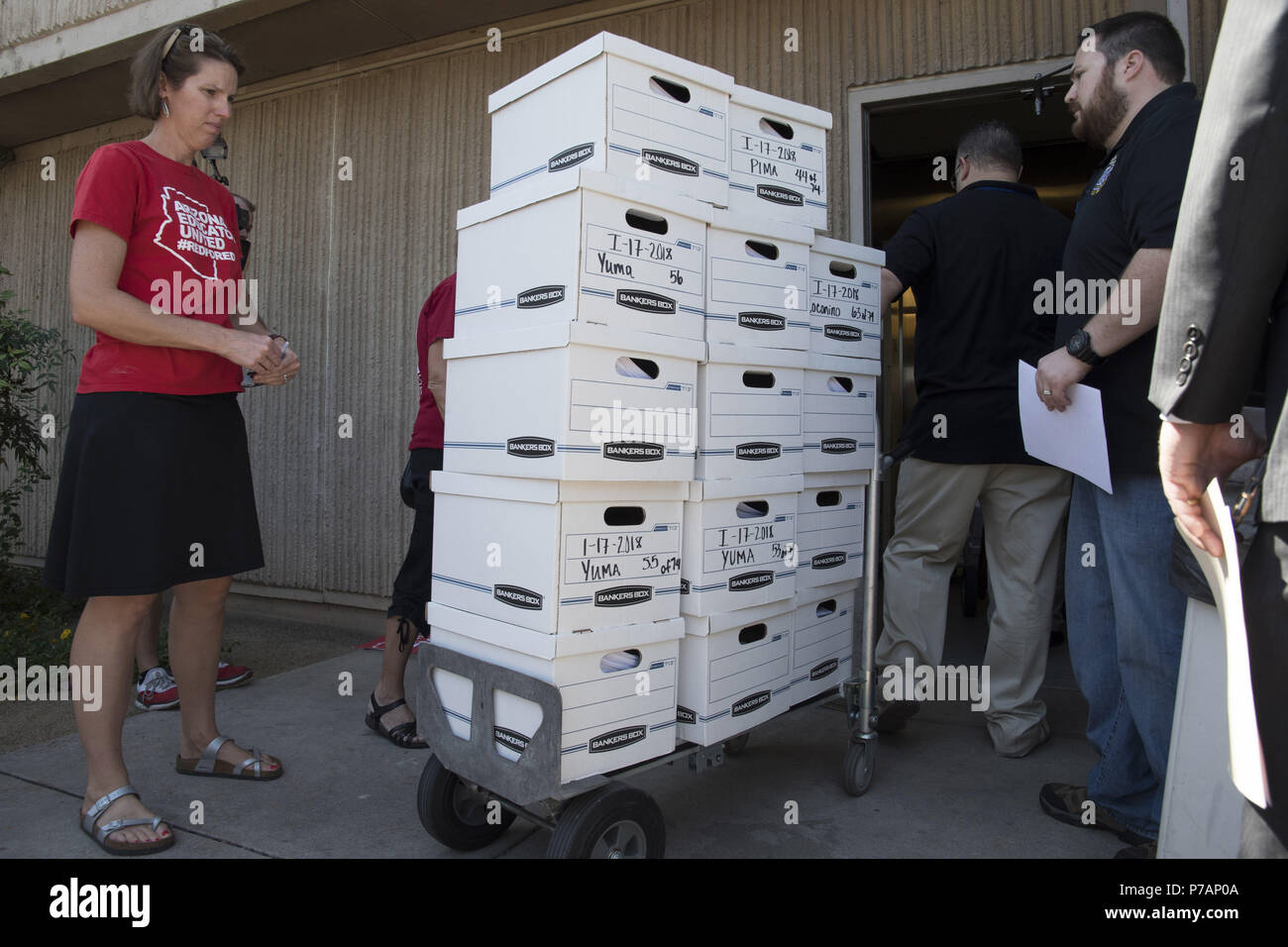 Phoenix, Arizona, USA. 5 juillet, 2018. Secrétaire d'état de l'Arizona's office reçoit des dossiers contenant les pétitions pour un scrutin à demander une taxe sur le revenu des salariés à améliorer considérablement le financement de l'éducation dans l'état. Arizona s'est classé 49ème dans la nation pour son système d'éducation au cours des dernières années, comme les enseignants continuent de faire face à la baisse des conditions d'installations, et doivent travailler deux emplois pour survivre. Le mouvement pour l'Ed rouge recueilli plus de 270 000 signatures. Credit : Crédit : /ZUMA Wire/Alamy Live News Banque D'Images