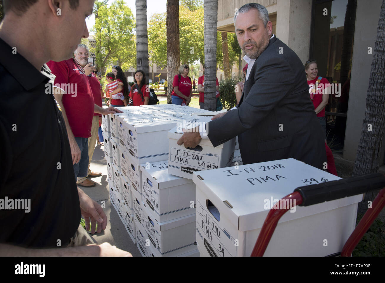 Phoenix, Arizona, USA. 5 juillet, 2018. Eric Spencer, directeur de l'élection de l'état de l'Arizona chariots charges avec des caisses contenant les pétitions pour un scrutin à demander une taxe sur le revenu des salariés à améliorer considérablement le financement de l'éducation dans l'état. Arizona s'est classé 49ème dans la nation pour son système d'éducation au cours des dernières années, comme les enseignants continuent de faire face à la baisse des conditions d'installations, et doivent travailler deux emplois pour survivre. Le mouvement pour l'Ed rouge recueilli plus de 270 000 signatures. Credit : Crédit : /ZUMA Wire/Alamy Live News Banque D'Images