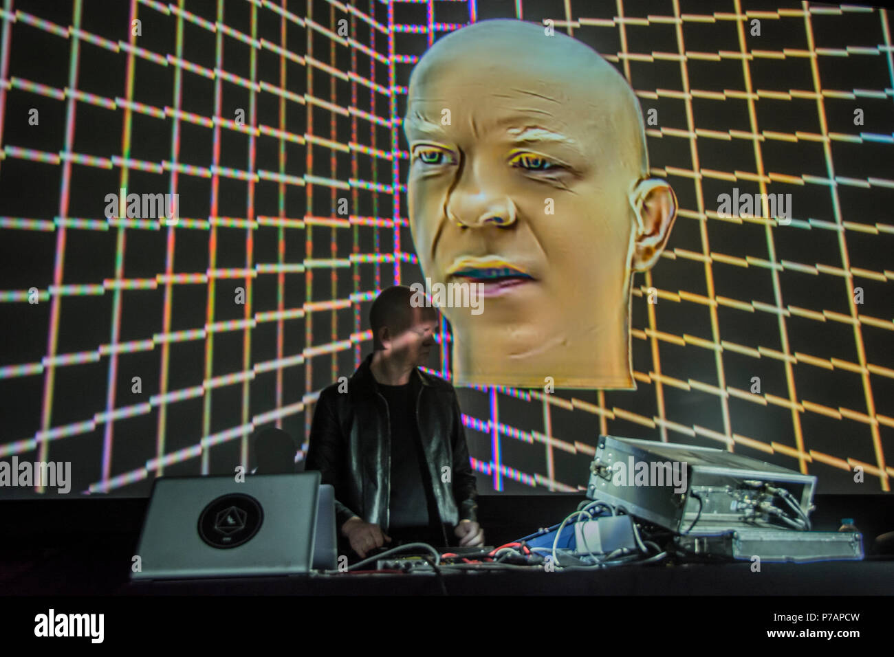 Madrid, Espagne. 5 juillet, 2018. Présentation de la performance électronique ATOM TM dans Veranos de la Villa concerts à Madrid, Espagne Credit : Alberto Ramírez Sibaja/Alamy Live News Banque D'Images