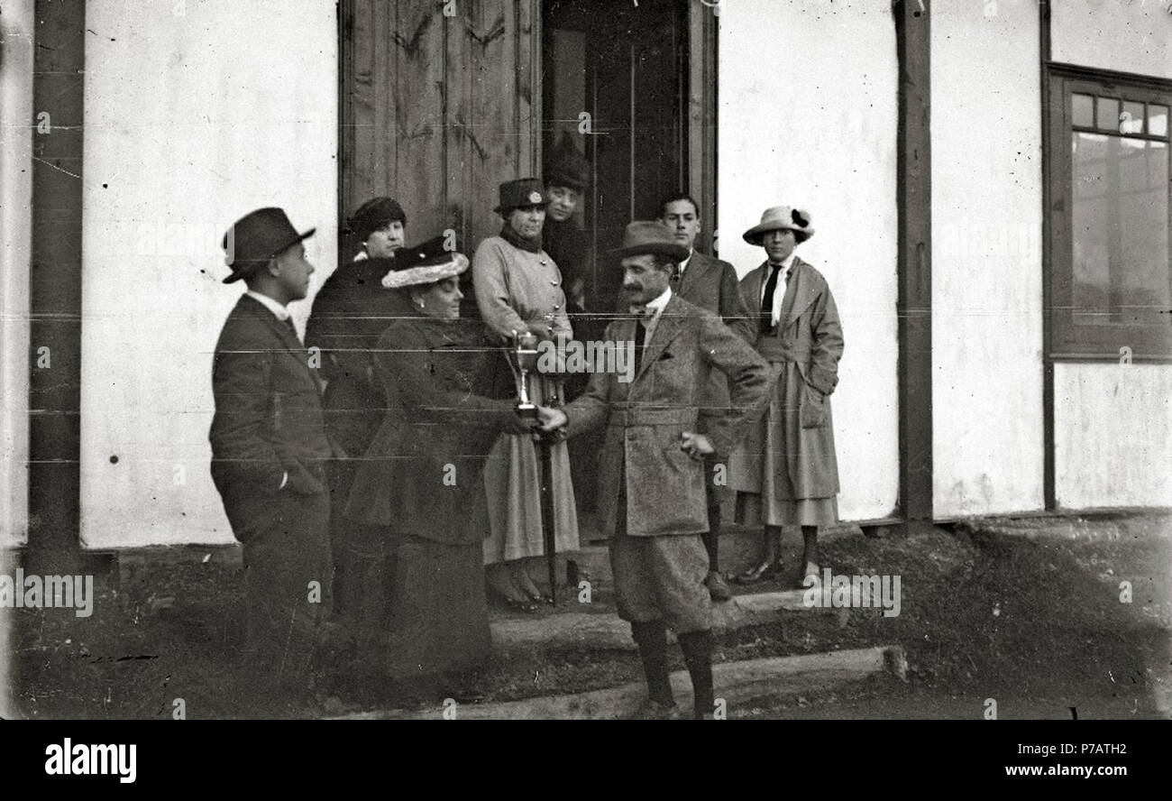 Español : Título original : Final de la Copa Caviedes en el Real Golf Club de Lasarte (1/3) Traçage : Lasarte-Oria (Guipúzcoa) . 1915 32 Final de la Copa Caviedes en el Real Golf Club de Lasarte (1 de 3) - Fondo Car-Kutxa Fototeka Banque D'Images