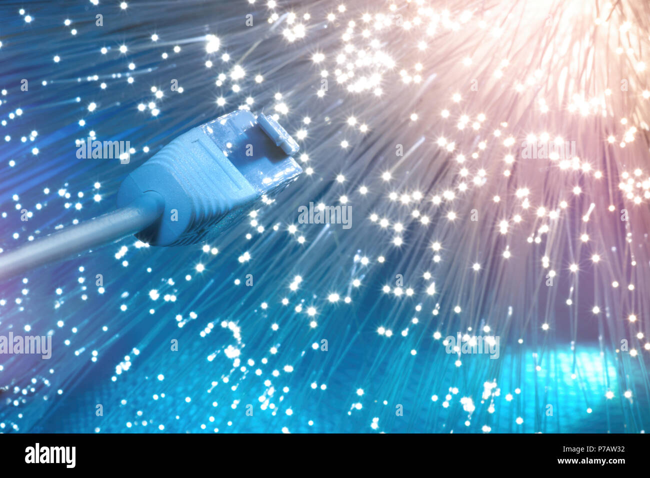 Contexte technologique futuriste, gros plan sur l'extrémité de la fibre optique câble réseau sur fond bleu Banque D'Images