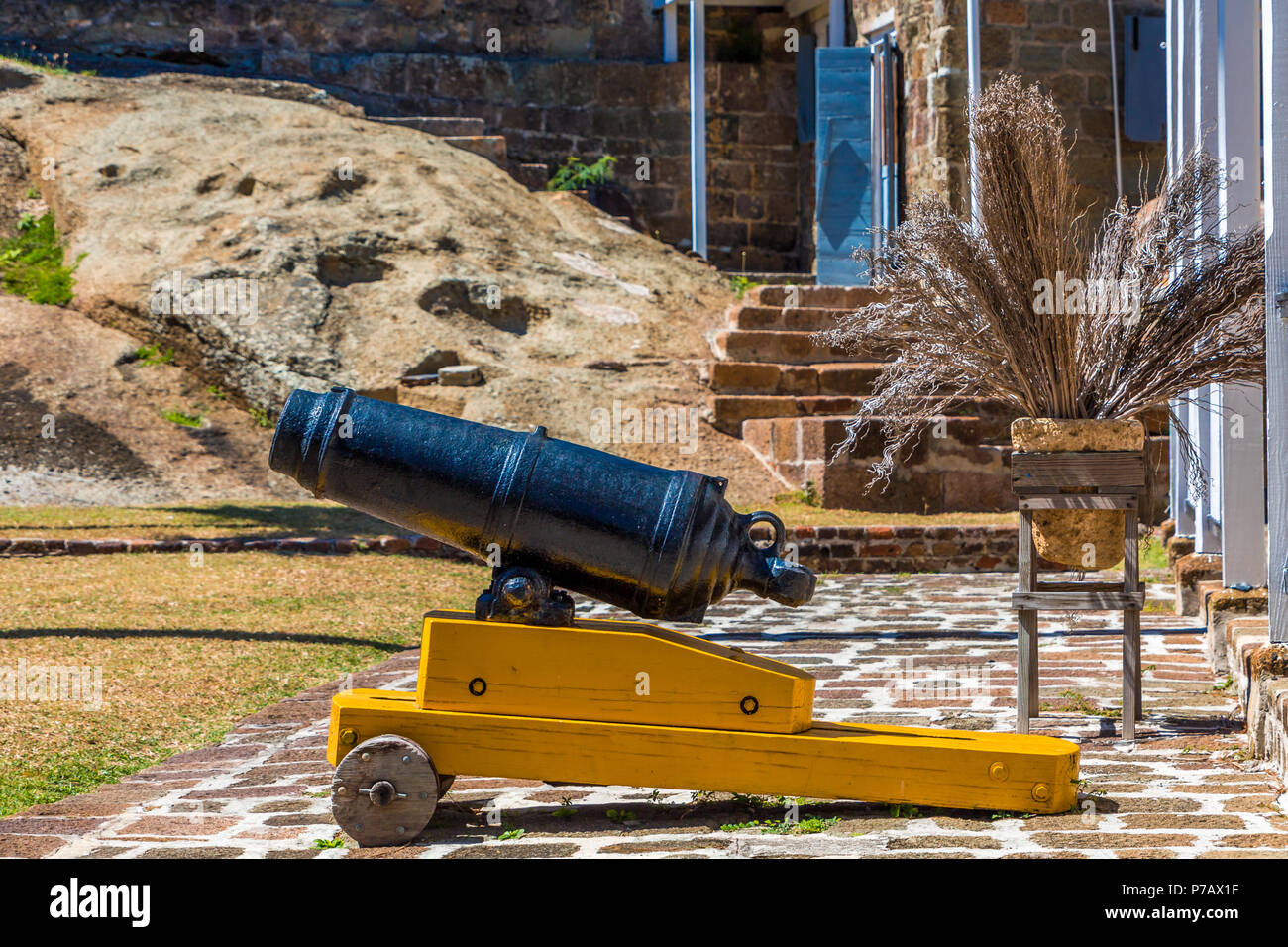 Petit Canon sur pied en pierre dans la région de Nelson's Dockyard sur Antigua Banque D'Images