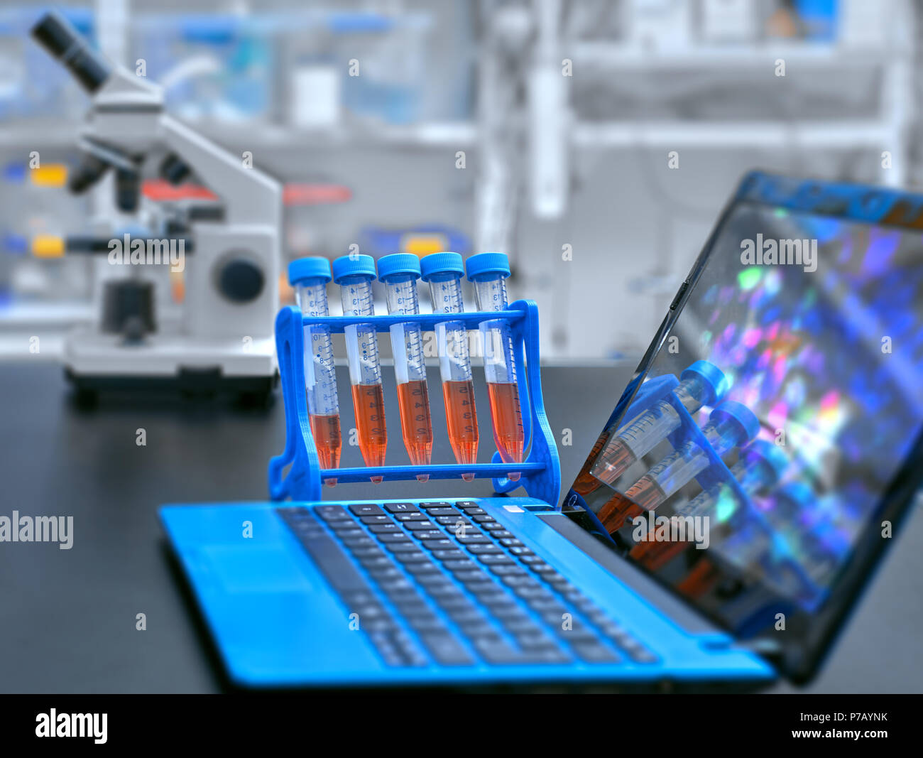 Les microscopes, les échantillons liquides et ordinateur portable avec image microscopique sur table d'observation, mis en place dans un laboratoire moderne Banque D'Images