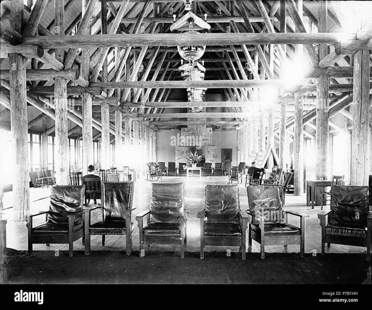 . Anglais : Paradise Inn hall et salon principal, Mount Rainier National Park, Washington, ca. 1917. Anglais : affiche un mobilier rustique . Sur le manchon de négatif : Mt. Tacoma. Le paradis. Salon de l'Inn. Sujets (LCTGM) : hôtels--Washington (État)--Mount Rainier National Park ;--lobbies de Washington (État)--Mount Rainier National Park, de foyers--Washington (État)--Mount Rainier National Park : Chandeliers Sujets (LCSH) : Paradise Inn (Mount Rainier National Park, Washington) . vers 1917 62 Paradise Inn hall et salon principal, Mount Rainier National Park, Washington, ca 1917 (297 bar) Banque D'Images