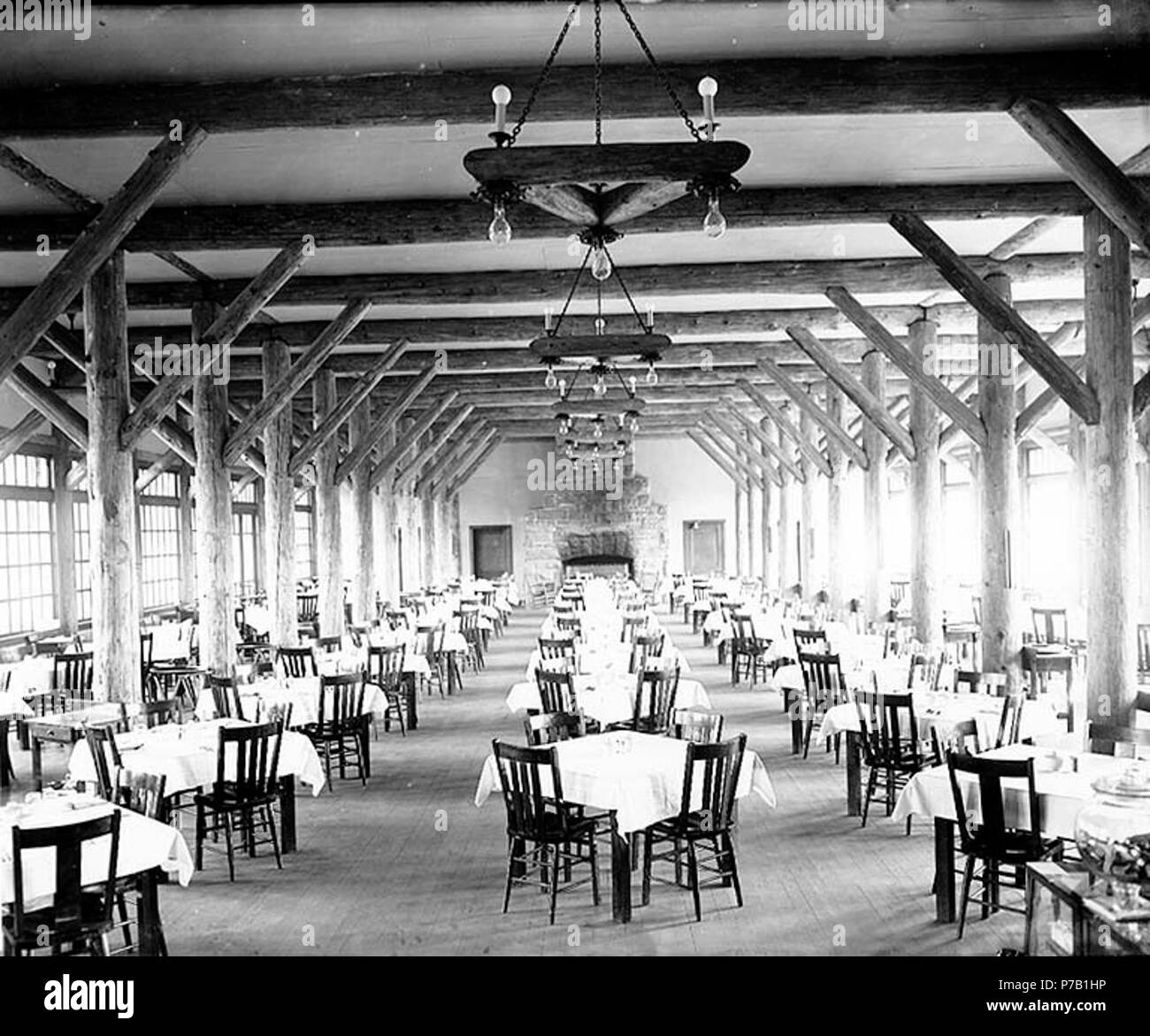 . Anglais : Paradise Inn dining room, Mount Rainier National Park, Washington, ca.1917. Anglais : Sur le manchon de négatif : Mt. Tacoma. Le paradis. Salle à manger de l'auberge. Sujets (LCTGM) : hôtels--Washington (État)--Mount Rainier National Park ; salle à manger--Washington (État)--Mount Rainier National Park, de foyers--Washington (État)--Mount Rainier National Park : Chandeliers Sujets (LCSH) : Paradise Inn (Mount Rainier National Park, Washington) ; salle à manger--Washington (État)--Mount Rainier National Park . vers 1917 62 Paradise Inn dining room, Mount Rainier National Park, Washington, ca1917 Banque D'Images