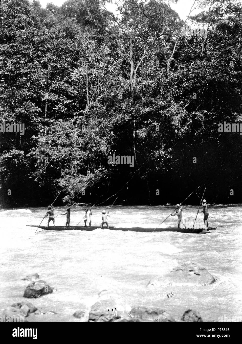Bien Indiankanot 143 ut för fors je floden. Se . Indianerna Panamanäset Nordenskiöld, på. Sthlm - SMVK - 004020 Banque D'Images